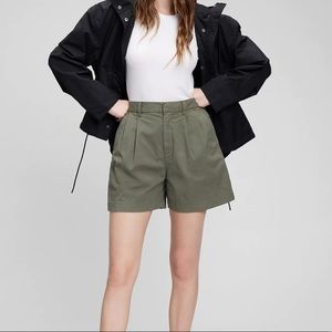 Like new Gap High Rise Pleated Khaki Shorts with Washwell